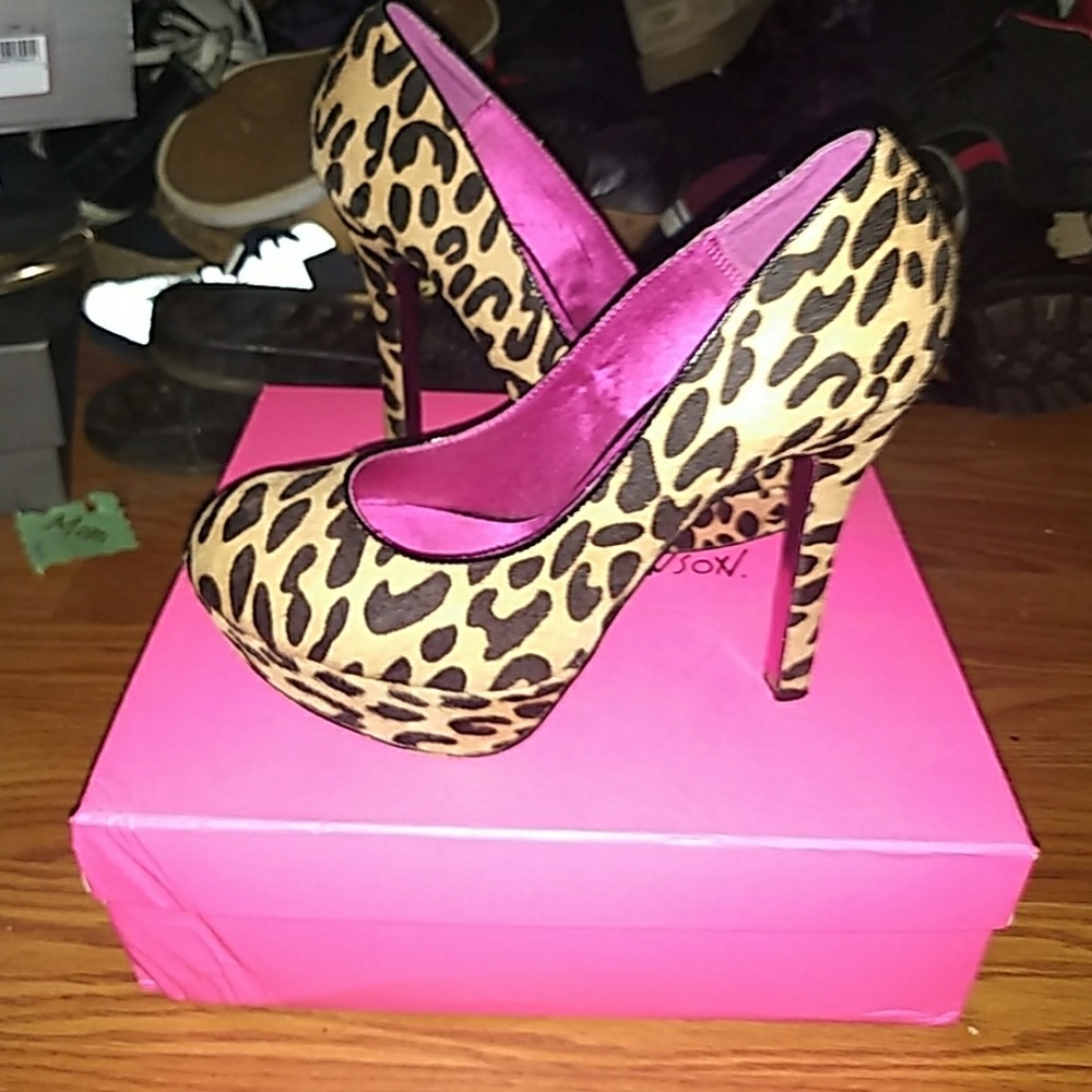 Betsey Johnson leopard pumps